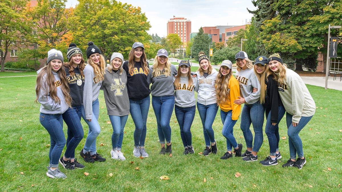 Students wearing U of I gear