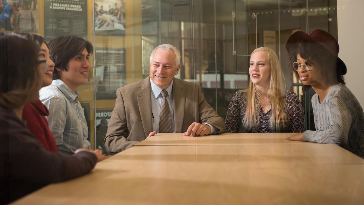 Dean Larry Stauffer meeting with Grand Challenge Scholars students